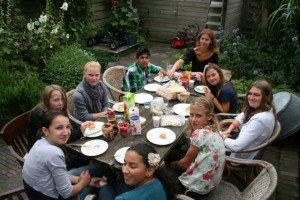 Van linksonder, rechtsom rond de tafel: Sara, Kimberly, Renske, Elvis, Adinda, Anique, Cyrilla, Anne en Anissa. Lunch in de tuin! (Verboden Toegang 2011)