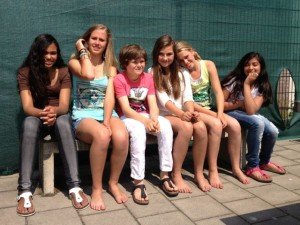 vlnr: Naomi, Anne, Tristan, Anique, Kim, Vanisa. Groepsfoto na de opname van Grenzeloos (2013).