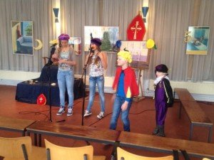 Anne &amp; Anique doen ook mee met ons Sinterklaas project. (Dec. 2013)