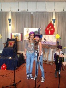Anne &amp; Anique doen ook mee met ons Sinterklaas project. (Dec. 2013)