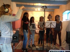 Vlnr: Adinda, Naomi, Vanisa, Kim, Anne en Anique. Opname Wie Kent Miljonairs (2014)