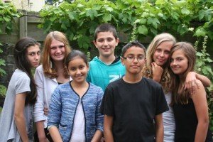 Vlnr: Mihriban, Cyrilla, Wiam, Serkan, Youssef, Anne &amp; Anique. Koor opname Teatro (2012).